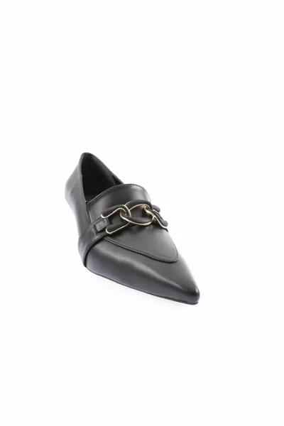  المرأة وأشار اصبع القدم التبعي الكعب القصير