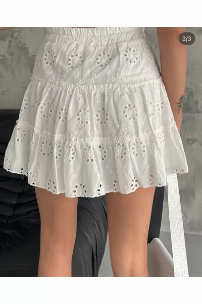 WOMEN IN GUIPURE MINI SKIRT