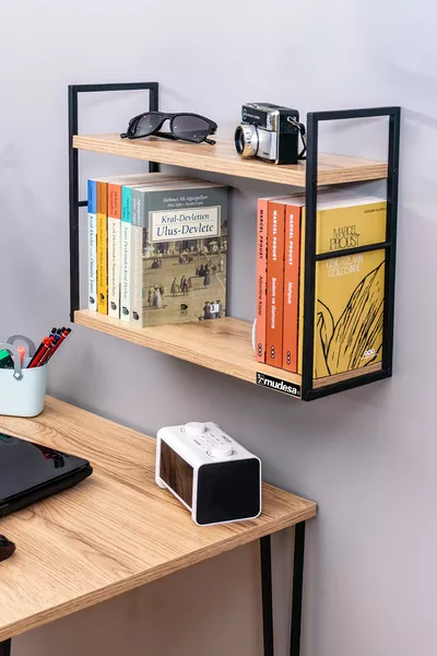 رف جداري من المعدن والخشب مع رفين، مكتبة مثبتة على الحائط لغرفة العمل، مكتبة عصرية على المكتب