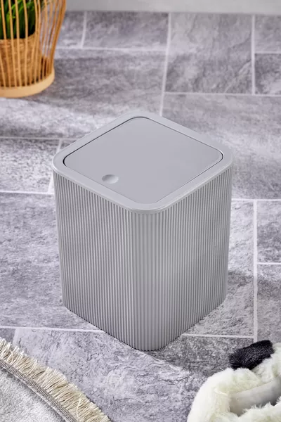 Кошче за боклук с капак и клик, с линии и квадратен дизайн за баня и кухня