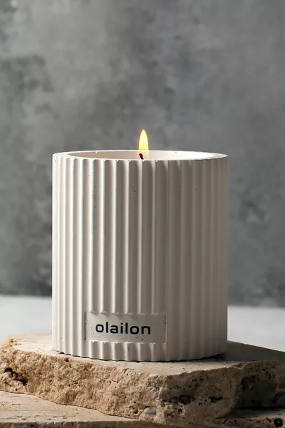 Stijlvolle decoratieve betonkaars met houtachtige geur