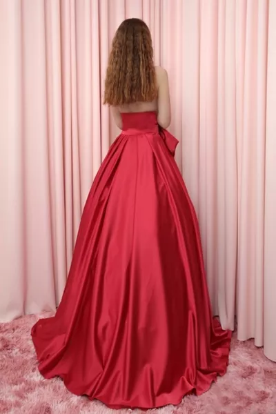 تنورة طويلة كبيرة بشريط على الخصر