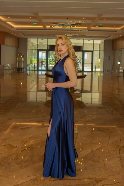 Robe de soirée en maille de satin plissée bleu marine