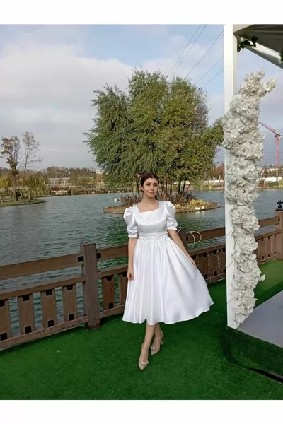 الساتان الأبيض ، خط العنق المربع ، الرباط ، كم البطيخ ، تفاصيل حزام الحجر ، زفاف أنيق بسيط ، وعد مساء اللباس