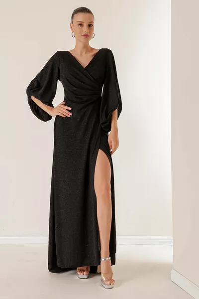 فتحة رقبة مزدوجة الصدر من الأمام مبطنة بفستان طويل غليتر