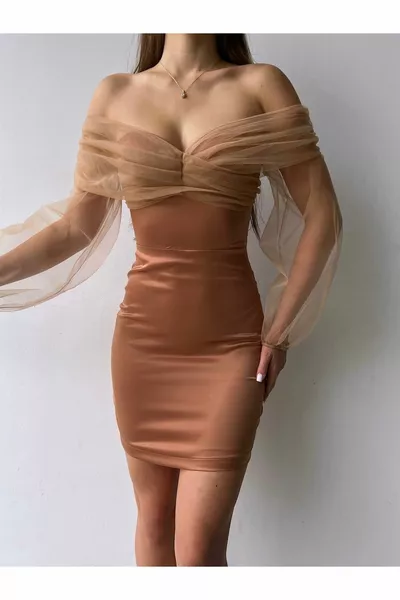 Schulterfreies kurzes Satinkleid mit Tüllärmeln