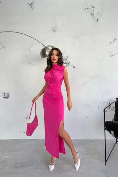 فستان رملي وردي الكتف والخصر مع فتحة بأكمام صفرية