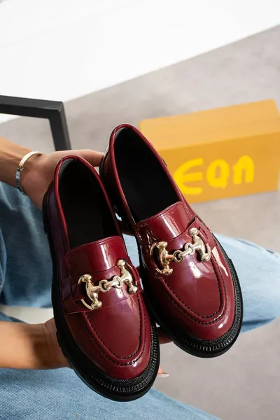 حذاء لوفر باللون العنابي ( GLORY ) مشبك نسائي