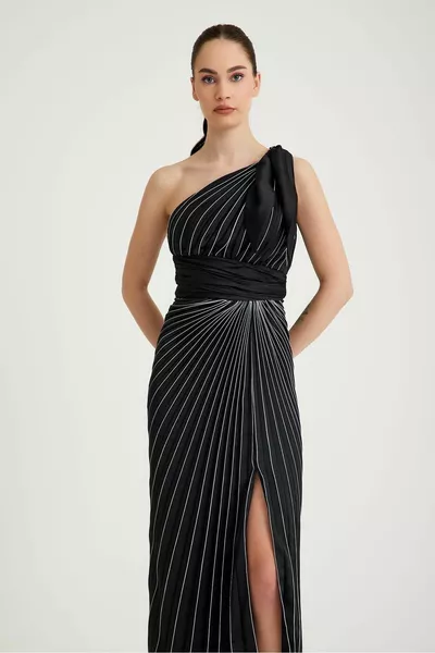 SAT ONE SHOULDER ROBE DE SOIRÉE PLISSÉE EN SATIN COBE