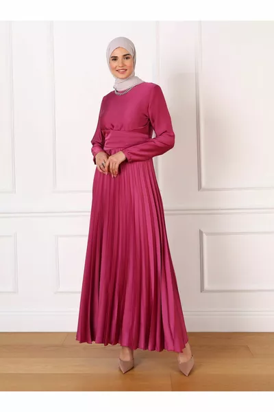 Abito da sera Hijab in raso plissettato con cintura - Ciliegia - Refka