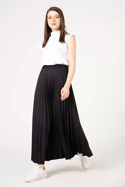 تنورة مطوية باللون الأسود