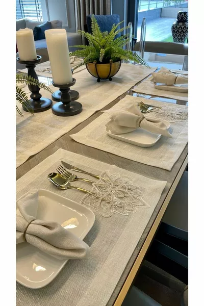 Set de 7 pièces de couverts américains en écru avec dentelle française et paillettes dorées (SANS SERVIETTES)