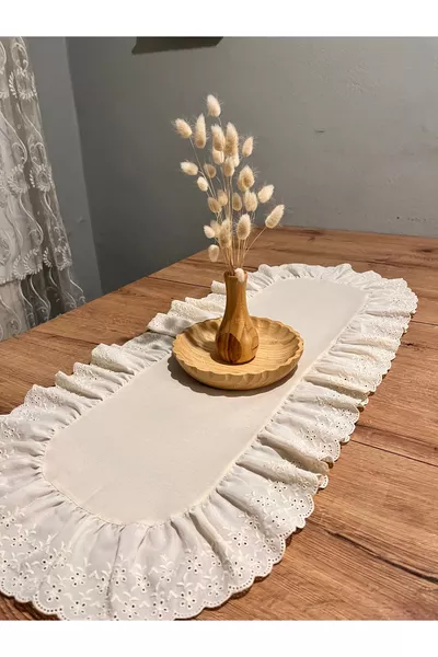 Chemin de table ovale en lin naturel avec broderie et volants 