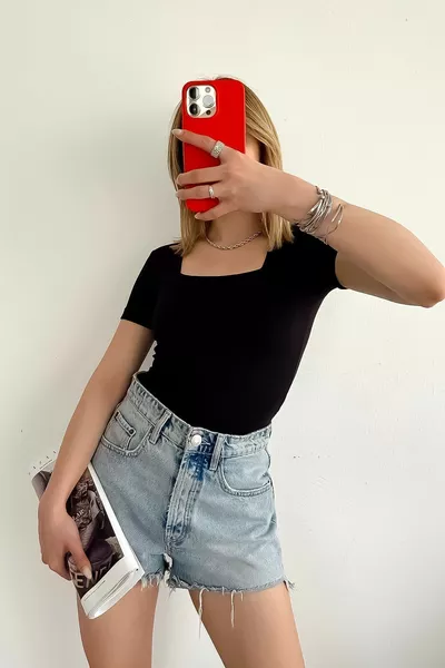 Женская блузка с короткими рукавами и квадратным воротником черная однотонная вискоза