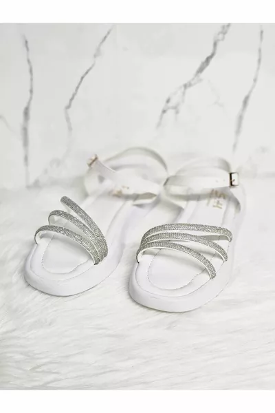 صنادل صيفية أنيقة من الحجر الأبيض