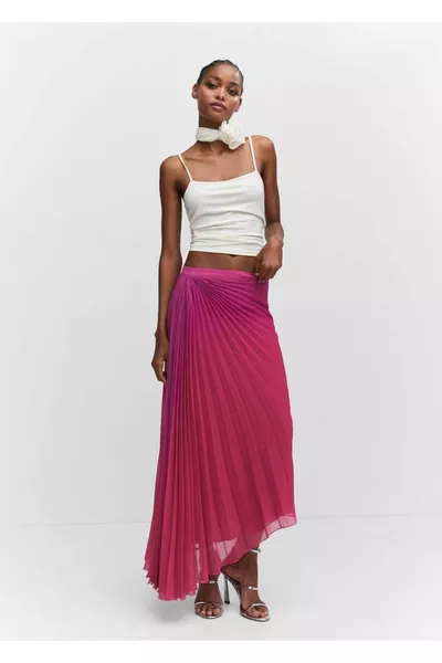 تنورة غير متماثلة بطيات