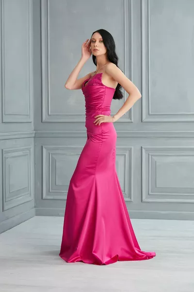 Détail de broderie Robes de soirée drapées en satin