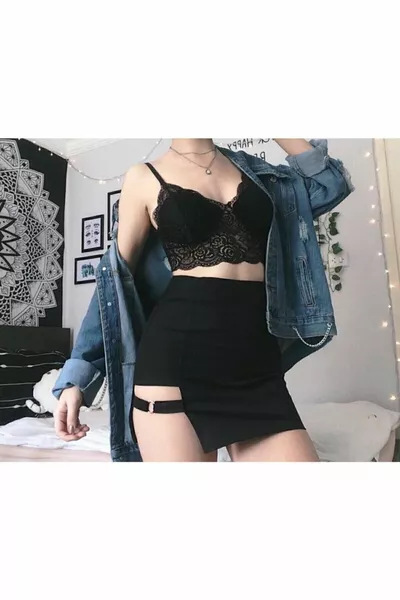 تنورة مفصلة بحلقة سوداء