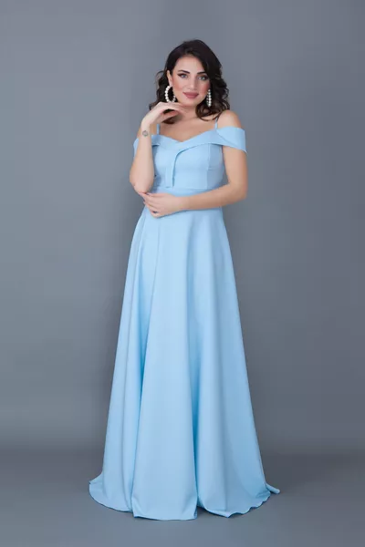 Нежно-голубое платье макси длины макси с плечевыми ремнями и расклешенным моделью