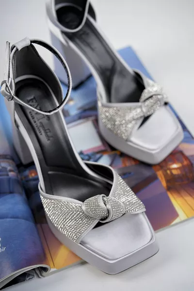 Stilvolle Abendschuhe mit Plateauabsätzen aus silbernem Satinstein mit Schleife und Detail