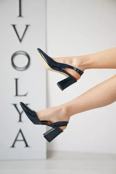 حذاء صحارى أزرق لامع (كعب 8 سم) للاستخدام اليومي