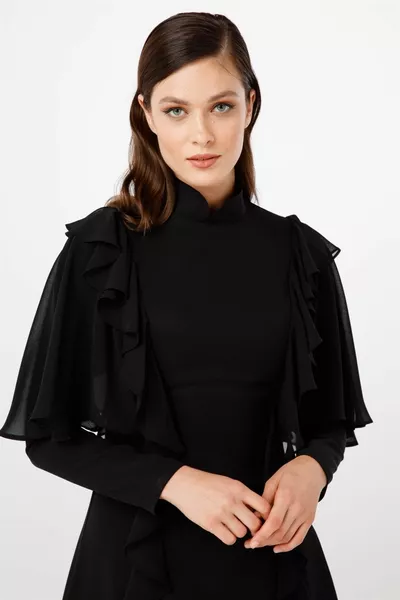 فستان سهرة بقصة حورية البحر باللون الأسود الفاتح مع مزيج من الحجر والكشكش عند الحافة عند الكتف