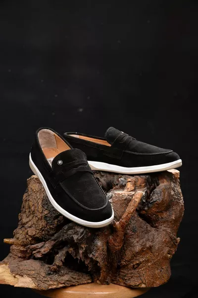 Les mocassins mocassins en daim noir % cuir véritable pour hommes offrent durabilité et élégance à la fois