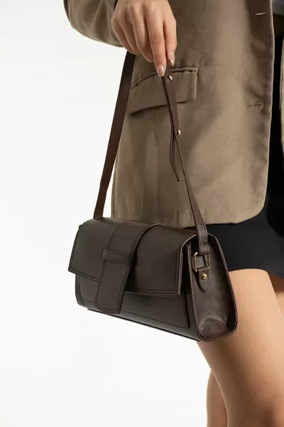 Borsa a tracolla baguette in stile classico con design elegante