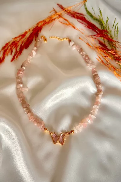 الطبيعية المكسورة الوردي الكوارتز الحجر الزجاج فراشة قلادة