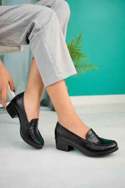 جلد طبيعي أحذية نسائية عارضة