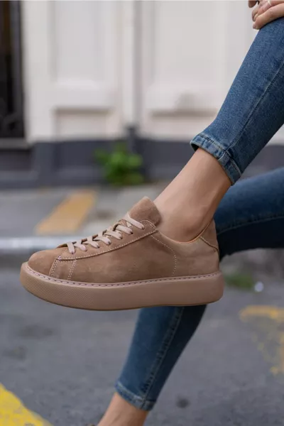 المرأة عارية حقيقية من جلد الغزال إيفا وحيد