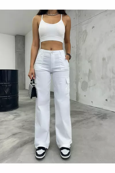 Pantaloni a gamba larga a vita alta in lycra con tasche cargo bianche