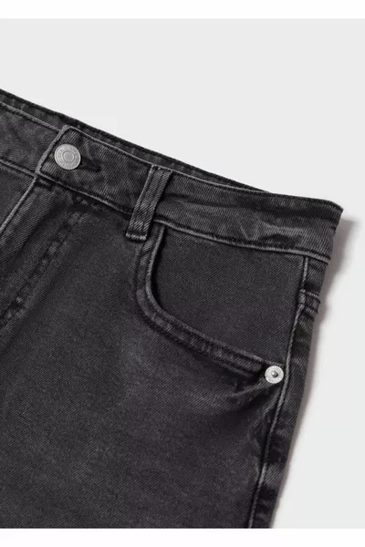 تنورة دنيم صغيرة