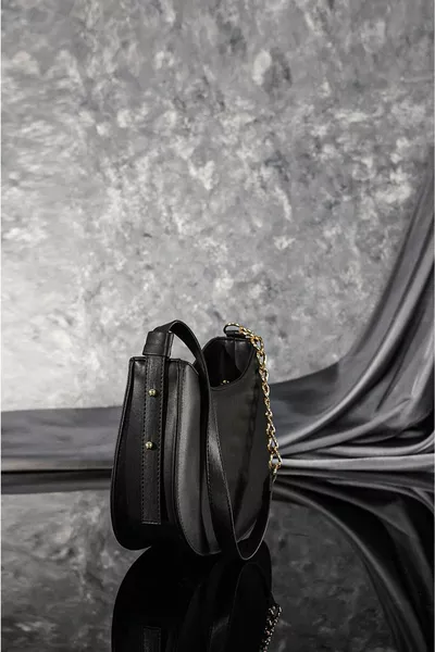 Черная регулируемая сумка-слинг на молнии