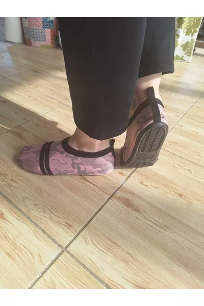 Neue Saison Meer, Surfen und Wandern unter dicken, rutschfesten Meeresschuhen