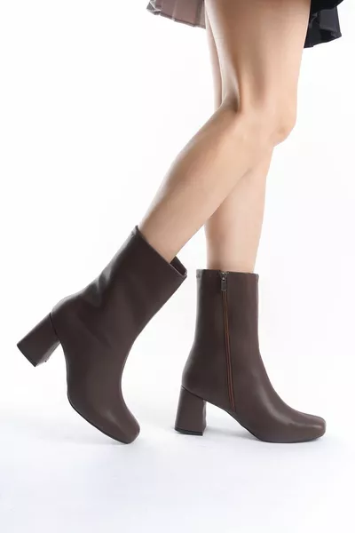 المرأة المر البني حادة اصبع القدم الأحذية ذات الكعب