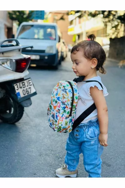 МОМЧЕ С ЧАНТА