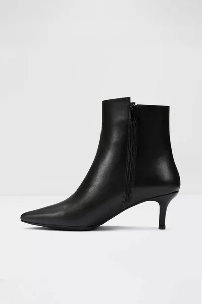 أحذية نسائية بكعب أسود