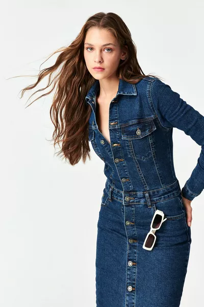 Robe longue en jean de couleur bleu foncé pour femme avec boutons sur le devant