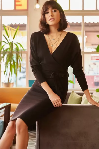 Дамска черна двуредна плетена рокля с колан 