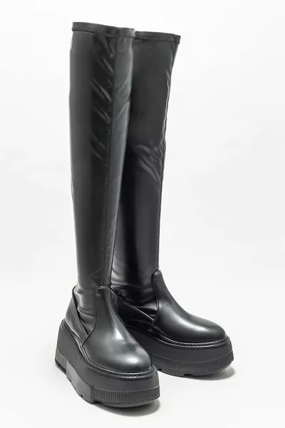 أحذية نسائية سوداء بكعب عال