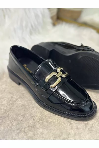 Mocassins décontractés en cuir verni noir pour femmes Mocassins à talon bas à bout ovale avec chaîne de semelle 