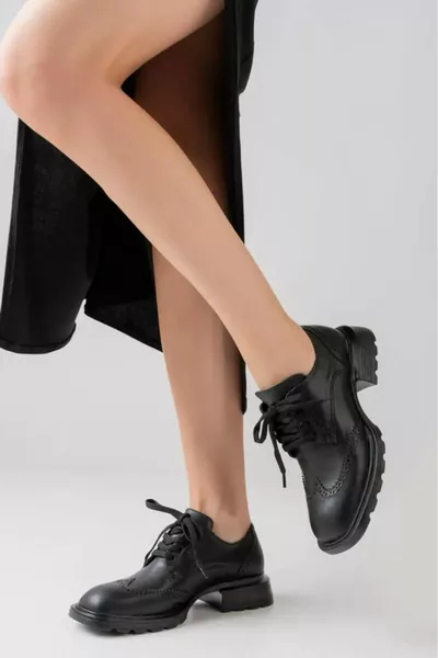 Матовая обувь из лакированной кожи с лазерной резкой