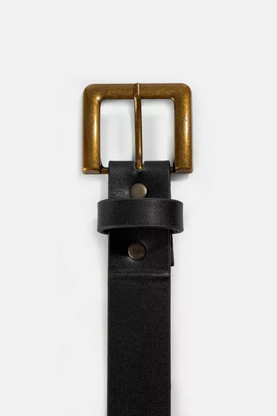 حزام جلدي بمشبك مربع ذهبي أسود