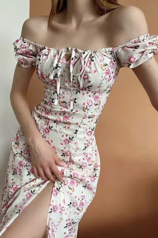 Платье с цветочным рисунком и разрезом