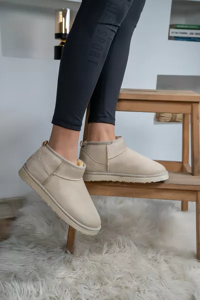 Stivali da donna in pelle scamosciata ultra mini beige all'interno di stivali con suola piatta con piume di pelliccia e stivaletto