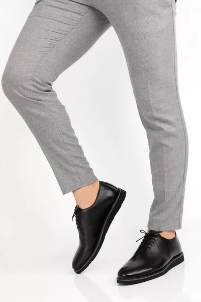 Herrenanzug aus echtem Leder und klassische Schuhe für den Bräutigam