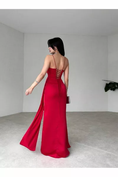 Kırmızı Renk Askılı Yırtmaçlı Dekolte Uzun Abiye Elbise 