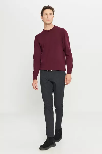 Мужской бордовый трикотажный свитер с круглым вырезом, стандартного кроя, стойкий к катышкам