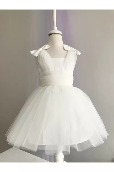 Девочка в белом платье с бантом